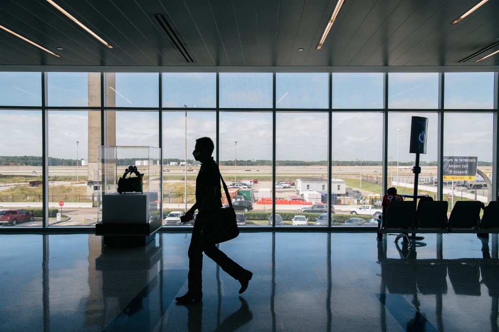 Omicron: les restrictions de voyage se multiplient, l'UE se coordonne