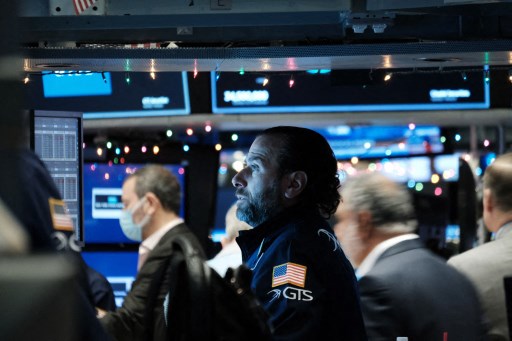 Des traders à la Bourse de New York (NYSE) le 08 décembre 2021. Suite aux nouvelles de la société pharmaceutique Pfizer sur l'efficacité de son vaccin contre le variant Omicron, le Dow Jones Industrial Average a gagné près de 100 points dans les échanges matinaux mercredi. (Spencer Platt/Getty Images/AFP)