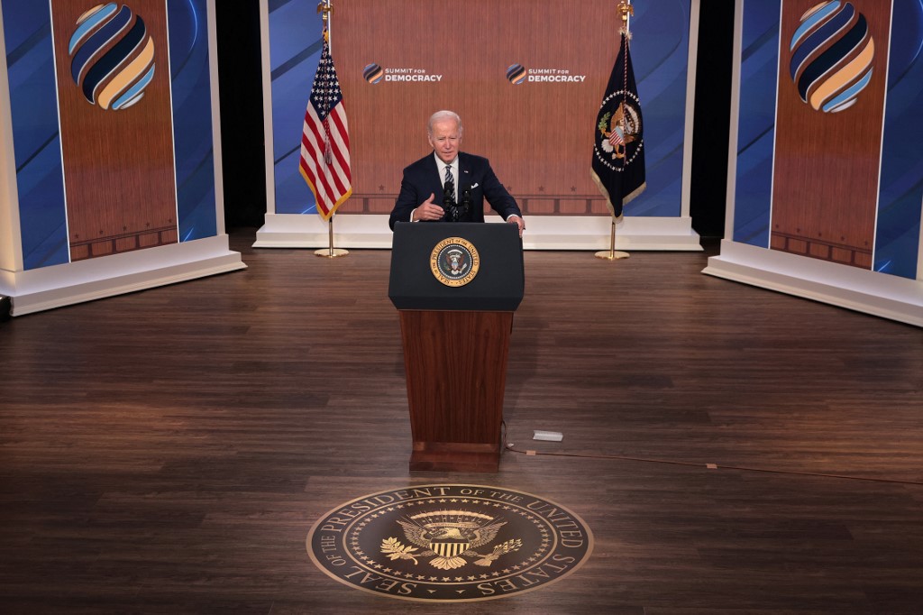 Biden conclut son sommet pour la démocratie sous les critiques