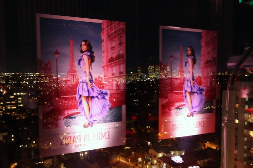 Une vue de l'atmosphère lors de la projection spéciale de la saison 2 d'Emily In Paris de Netflix à The West Hollywood Edition le 15 décembre 2021 à West Hollywood, Californie. (Phillip Faraone/Getty Images pour Netflix/AFP)