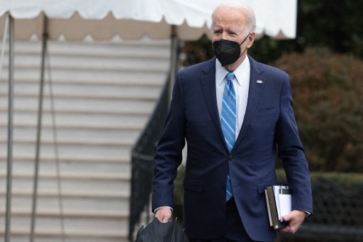 Covid-19: «pas de panique», dit Biden face au boom des contaminations aux Etats-Unis