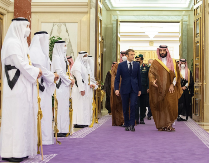 Le président français Emmanuel Macron accueilli par Mohammed ben Salmane à Djeddah
