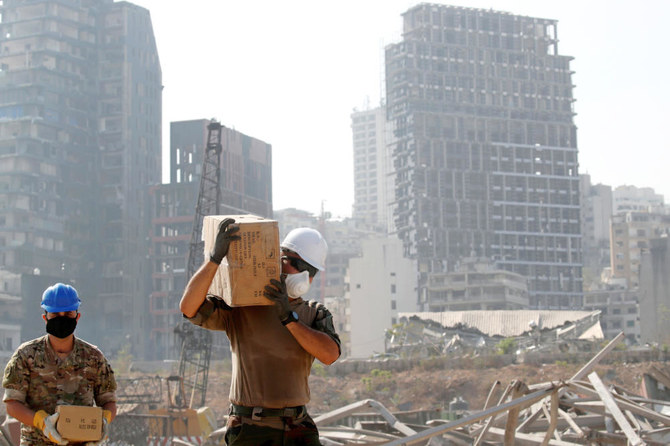 Un membre de l'armée française travaille sur le site endommagé de l'explosion massive du 4 août dans la zone du port de Beyrouth, à Beyrouth, le 31 août 2020. (AFP)