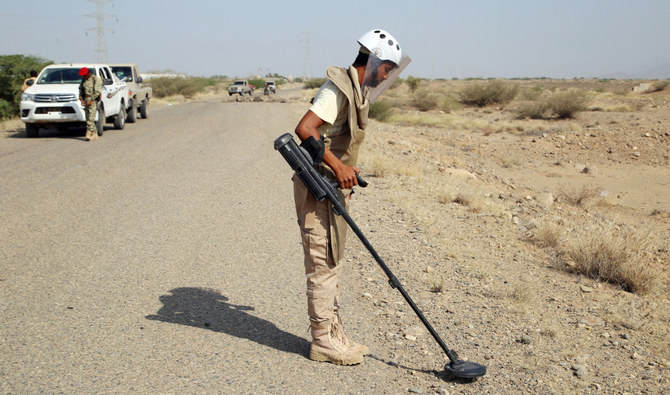 Un membre des forces du gouvernement yéménite fouille à la recherche de mines près de la ligne du front d'al-Jawba en face de la milice houthie soutenue par l'Iran dans la province occidentale de Hodeïda, au Yémen, le 21 novembre 2021. (AFP)
