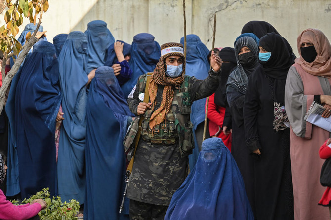 Les talibans interdisent aux femmes de voyager sans être accompagnées