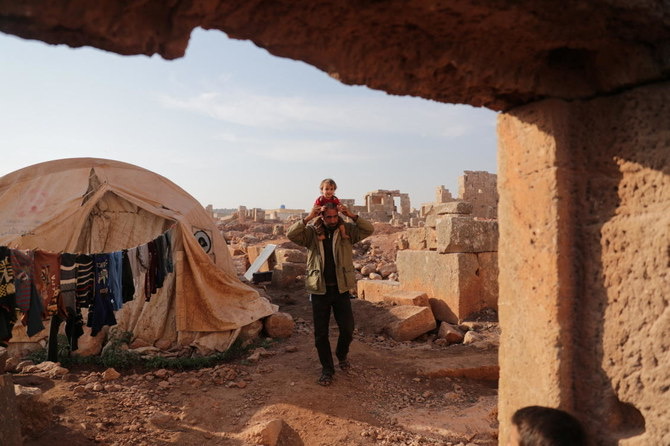 Vendredi dernier, Mohamed Othman, 30 ans, portait son enfant sur la tête sur le site archéologique de Sarjableh, dans la campagne nord d'Idlib, en Syrie. (Reuters)
