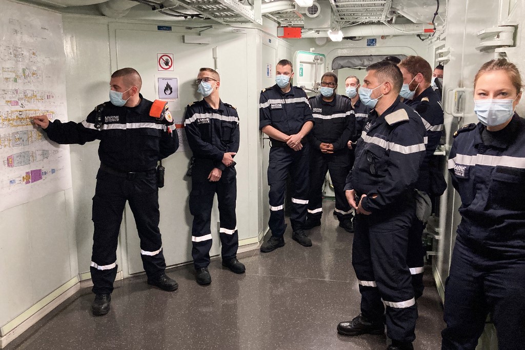 Des membres de l'équipage militaire de la Marine nationale française de la frégate Auvergne écoutent lors d'un exercice dans les eaux de la mer Noire au large de Constanta le 20 décembre 2021.(AFP)