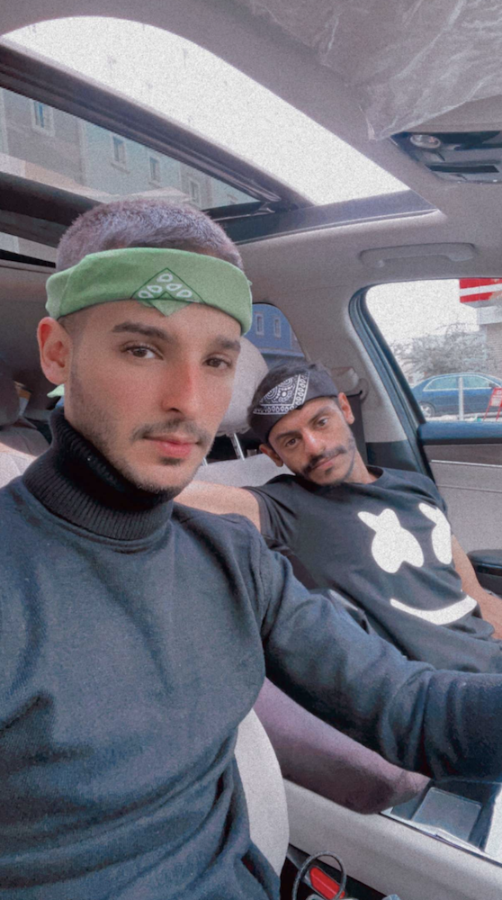 Influenceurs célèbres : Mood (à gauche) et Sha'lan (à droite) portant des bandanas. (Fourni)