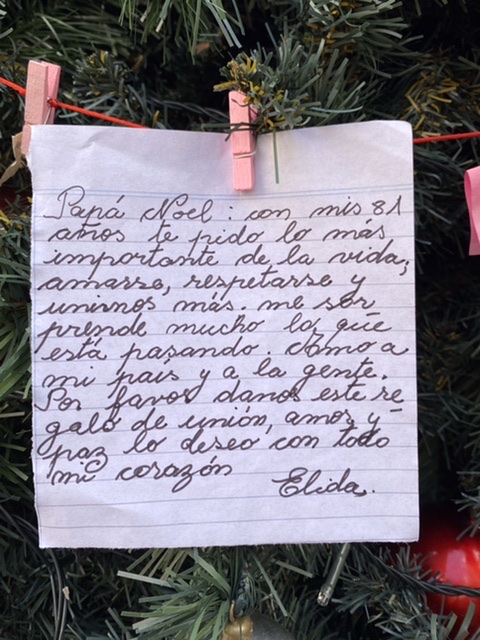 Noté où l’on peut lire écrit en espagnol : « Papa Noël, du haut de mes 81 ans, je te demande le plus important dans la vie, nous faire nous aimer, nous respecter et nous unir plus. Ce qui se passe actuellement me surprend beaucoup, j’aime mon pays et mes gents. S’il te plaît donne nous le cadeau d’unité, d’amour et de Paix. Je le souhaite de tout mon cœur, Elida ». (Photo : Maïssa Benali Cherif)