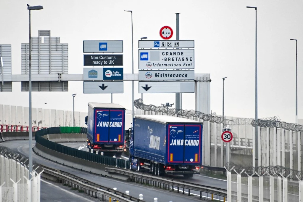 Deux camions prennent la direction du tunnel sous la Manche le 4 janvier 2021 à Coquelles (AFP)