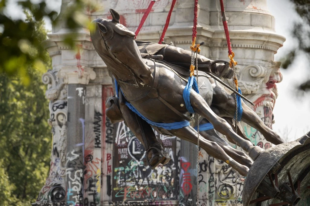 Une capsule temporelle ouverte après 130 ans sous une statue confédérée en Virginie