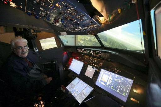 Depuis sa cave en Jordanie, un homme parcourt le monde dans son cockpit