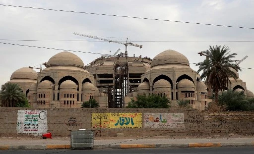 Cette photo prise le 16 novembre 2021 montre une vue de la grande mosquée al-Rahman dans le district d'al-Mansour de la capitale irakienne Bagdad, l'un des derniers projets du défunt dictateur irakien Saddam Hussein. Conçue pour accueillir 15 000 fidèles, l'une des plus grandes du Moyen-Orient, la mosquée al-Rahman était censée rivaliser en grandeur avec le Taj Mahal, mais le projet monumental de l'ancien dictateur irakien n'a jamais été achevé. (Ahmad Al-Rubaye/AFP)
