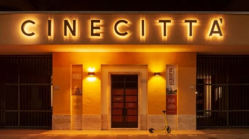 L'entrée principale des studios de cinéma Cinecitta le 17 novembre 2021 à Rome. Autrefois le terrain de prédilection des plus grands réalisateurs et acteurs italiens, de Federico Fellini à Sophia Loren, les légendaires studios de cinéma de Rome Cinecitta prévoient un lifting bien nécessaire. (Laurent Emmanuel/AFP)