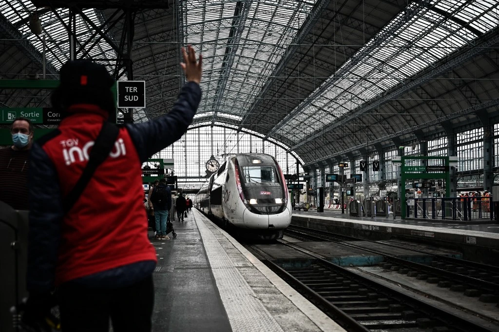 SNCF: Djebbari et Farandou espèrent pouvoir éviter la grève