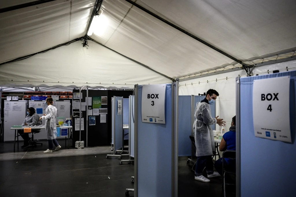 Covid: la vaccination obligatoire revient dans les débats
