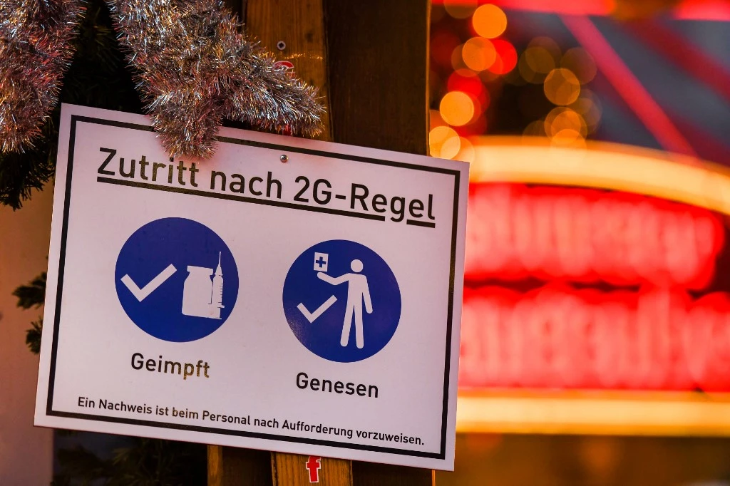 Un panneau indique la règle dite 2G (vaccinés ou guéris du Covid-19) au marché de Noël de la ville d'Essen, dans l'ouest de l'Allemagne, le 29 novembre 2021.(AFP)