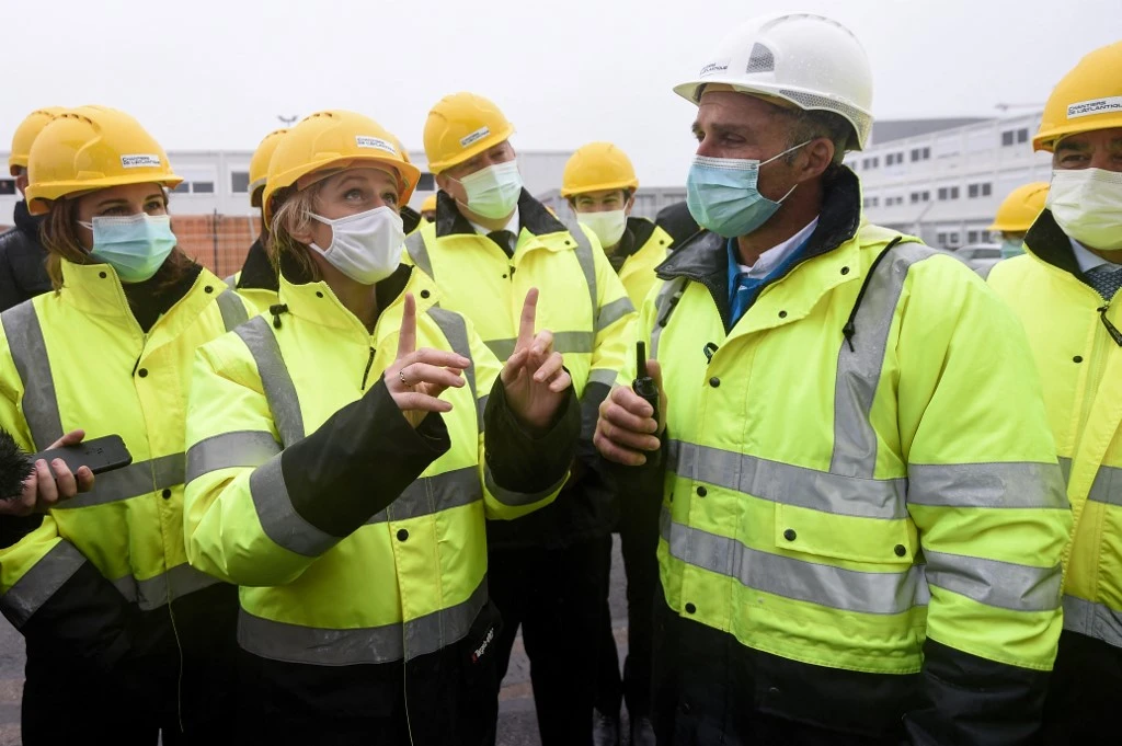 Des mines de lithium en France? «Ne s'interdire rien», dit Pompili