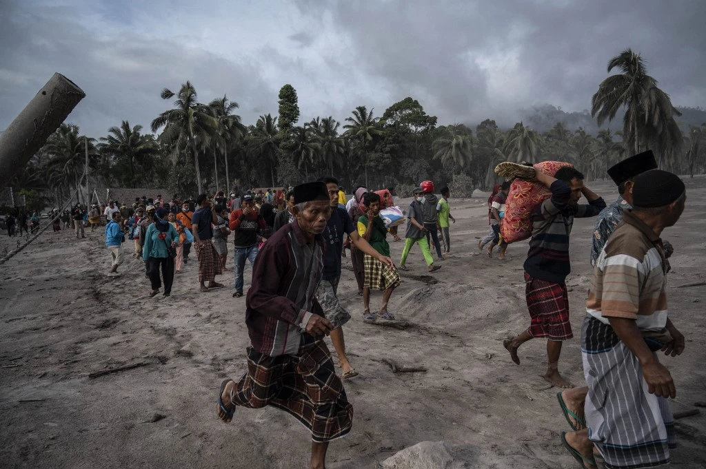 Dans l'ombre du volcan indonésien Semeru, boue, cendre et désolation