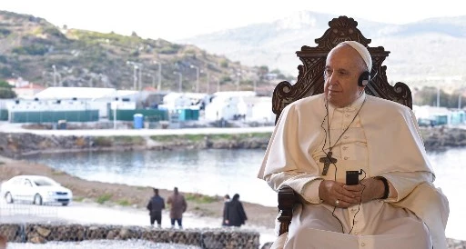 Le pape François écoute avant de rencontrer des réfugiés au Centre d'accueil et d'identification (RIC) de Mytilène sur l'île de Lesbos le 5 décembre 2021. Andreas SOLARO / AFP