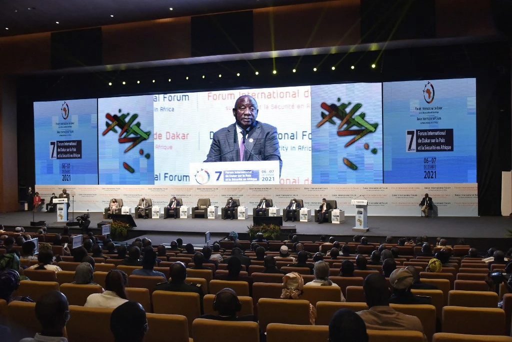 Le président sud-africain Cyril Ramaphosa s'adresse à l'assistance le 6 décembre 2021, lors de l'ouverture de la 7e édition du Forum international de Dakar sur la paix et la sécurité (AFP)