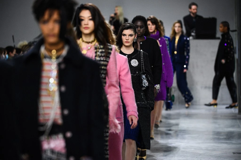 Défilé Chanel dans un nouvel espace à Paris dédié aux artisans du luxe