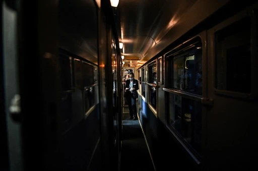 Dans cette photo d'archive prise le 20 mai 2021, un employé de la SNCF travaille à bord du train de nuit Paris-Nice, le jour de sa remise en service après avoir été arrêté depuis décembre 2017. (Anne-Christine Poujoulat/AFP)