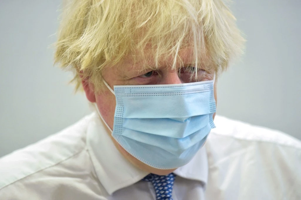 Face au variant Omicron, Boris Johnson confronté à la colère de sa majorité