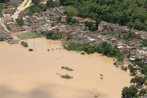 Brésil: de fortes pluies provoquent plus de 11 000 évacuations