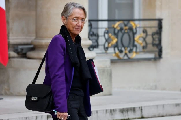 Covid: «il faut accélérer» le télétravail, affirme Borne