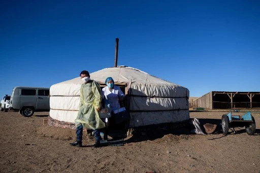 Cette photo prise le 13 décembre 2021 montre des agents de santé quittant un ger après avoir inoculé aux éleveurs le vaccin contre le coronavirus Pfizer Covid-19 dans le comté de Delgertsogt, dans la province mongole de Dundgobi. (Byambasuren Byamba-Ochir/AFP)