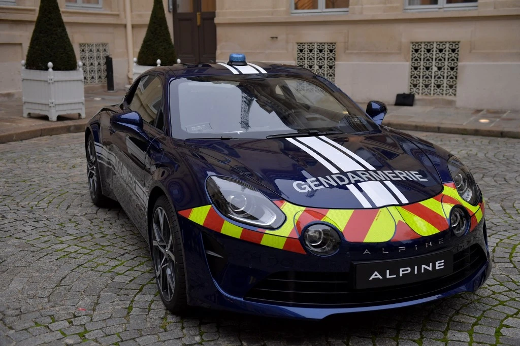 Deux premières Alpine remises à la gendarmerie nationale