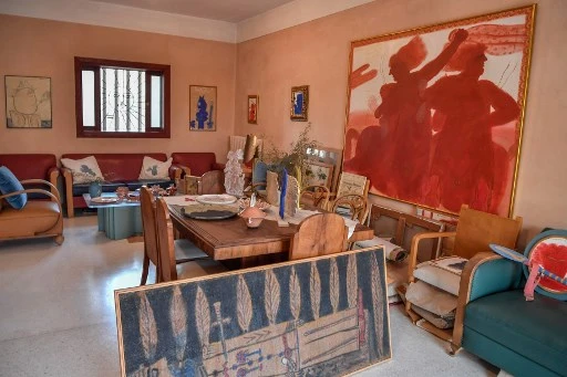 Des œuvres d'art et des meubles, créés par l'artiste contemporain grec Alekos Fassianos, sont exposés dans sa maison à Athènes, le 29 septembre 2021, avant l'ouverture à l'automne 2022 d'un musée à son nom. (Louisa Gouliamaki / AFP)