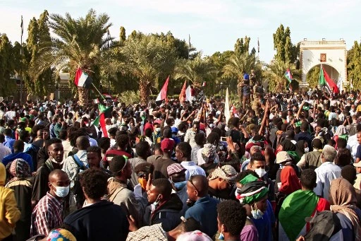 Des manifestants soudanais se rassemblent pour marquer le troisième anniversaire du début des manifestations de masse qui ont conduit à l'éviction de l'homme fort Omar el-Béchir, près du palais présidentiel de la capitale Khartoum, le 19 décembre 2021. (AFP)