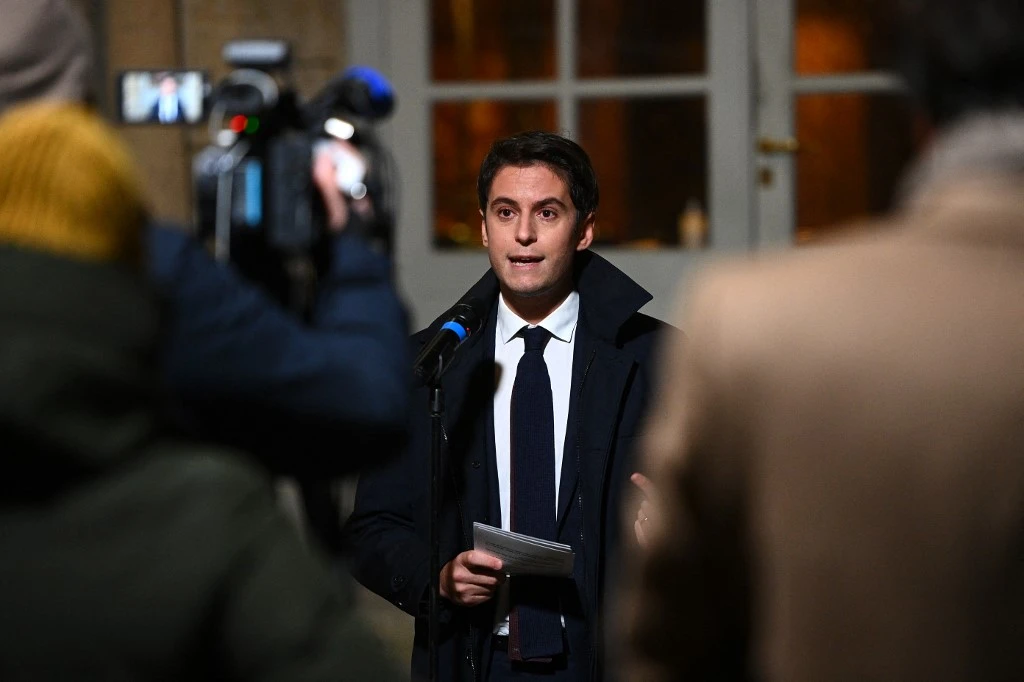 Le secrétaire d'État et porte-parole du gouvernement français, Gabriel Attal, s'entretient avec les médias à l'issue d'une réunion du Premier ministre français avec les associations d'élus locaux et les commissions parlementaires de liaison à Paris le 21 décembre 2021.(AFP)