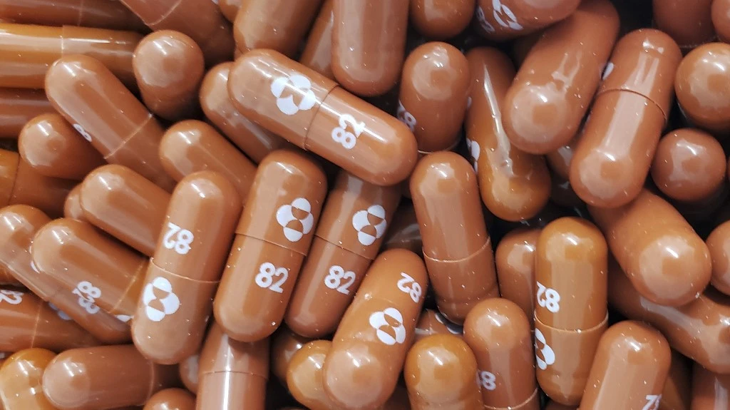 Le médicalement développé par Merck, laboratoire connu sous le nom de MSD en dehors des Etats-Unis et du Canada, pourra être pris dans les cinq jours qui suivent l'apparition des symptômes, et réduit le risque d'hospitalisation et de décès de 30% parmi la population fragile (AFP)