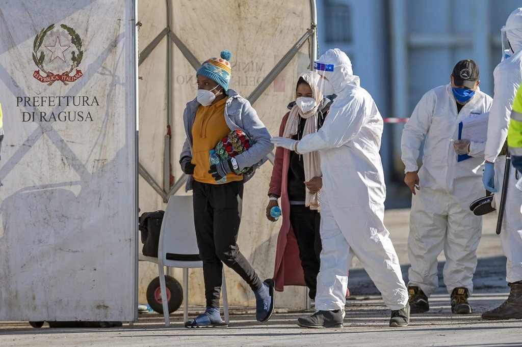 Italie : plusieurs centaines de migrants sauvés débarquent en Sicile