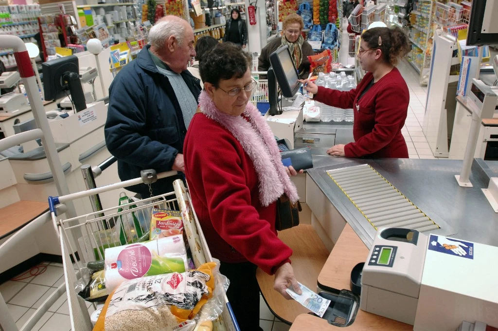 Au passage en caisse ou sur les applications de courses, la grande distribution collecte des données sur ses clients, qui constituent désormais une précieuse source de revenus. (Photo, AFP)