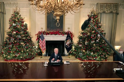 Le président américain Joe Biden prononce une brève allocution avant une réunion avec son coordinateur de réponse aux coronavirus Jeffrey Zients et des membres de l'équipe d'intervention COVID-19 de la Maison Blanche dans la salle à manger d'État de la Maison Blanche le 09 décembre 2021 à Washington DC. (Chip Somodevilla/Getty Images/AFP)