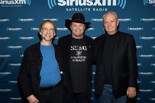 De gauche à droite : Peter Tork, Micky Dolenz et Michael Nesmith des Monkees assistent à "Town Hall" de SiriusXM avec les Monkees aux studios SiriusXM le 16 mai 2016 à Nashville, Tennessee. (Rick Diamond/Getty Images pour SiriusXM/AFP)