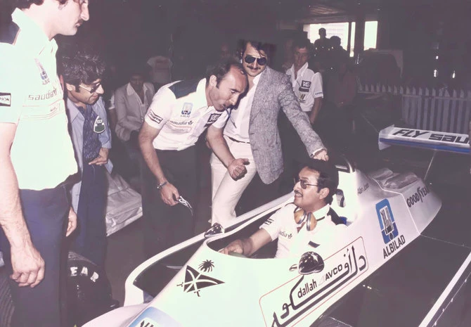 Sur cette photo, le prince Sultan bin Salman se tient aux côtés d'une édition contemporaine de la célèbre voiture de Formule 1 Williams sponsorisée par l’Arabie saoudite depuis le début des années 1980. (Photo fournie)