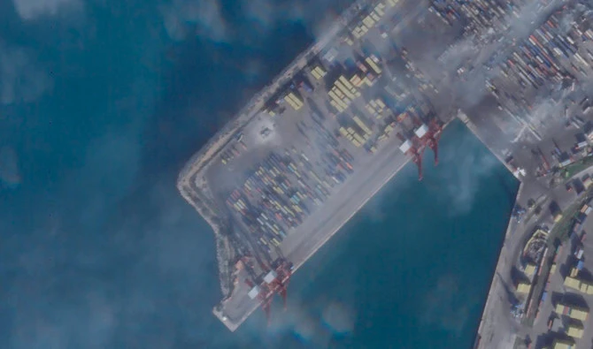Des images satellites montrent des décombres fumant à Lattaquié