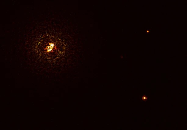 Première découverte d'une planète géante autour d'une paire d'étoiles très massives