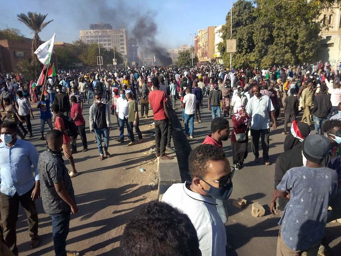 Des manifestants soudanais descendent dans les rues de la capitale Khartoum alors que des dizaines de milliers de personnes protestent contre le coup d'État de l'armée le 25 octobre 2021, le 30 décembre 2021. (AFP)
