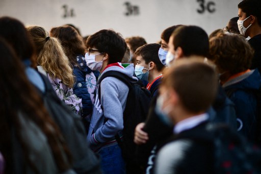 Rentrée scolaire sous tension, face à la vague Omicron