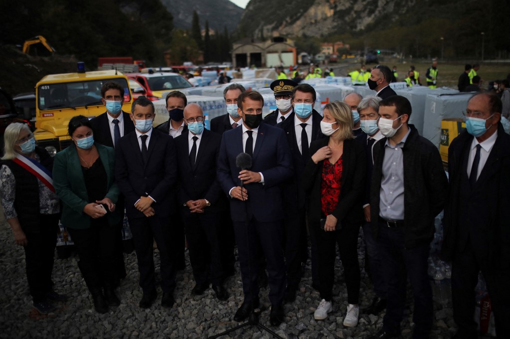 Le président français Emmanuel Macron prononce un discours à Breil-sur-Roya, dans le sud-est de la France, le 7 octobre 2020, lors d'une visite dans le département des Alpes-Maritimes où les tempêtes et les inondations massives ont causé des dégâts considérables. (AFP)