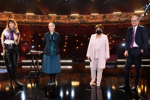 De droite à gauche : le Président de l'organisme de régulation de l'audiovisuel CSA, Roch-Olivier Maistre, la ministre de la Culture Roselyne Bachelot, PDG du groupe France Télévisions, Delphine Ernotte Cunci et l animatrice de télévision Daphné Burki, sur la scène de la Théâtre Mogador à Paris, le 1er février 2021, à l'occasion du lancement de Culturebox. (Bertrand Guay/AFP)