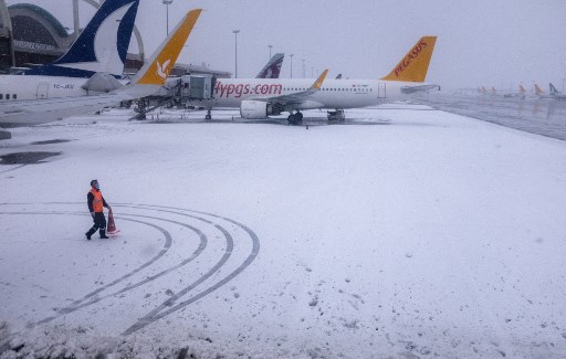 Trafic interrompu à l'aéroport d'Istanbul en raison de la neige