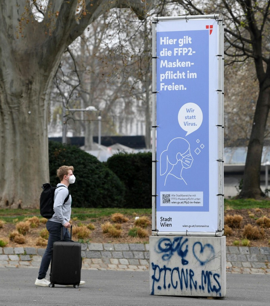 Face à Omicron, l'Autriche impose le port du masque FFP2 à l'extérieur