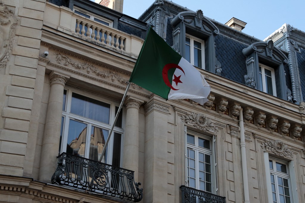 Une photo prise le 23 juillet 2021 montre un drapeau algérien flottant sur la façade de l'ambassade à Paris. (AFP)
